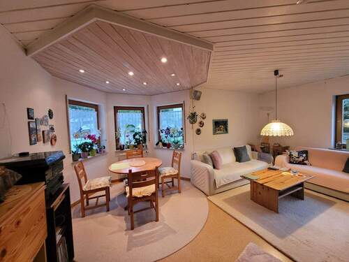 Wohnzimmer mit Erker.jpg - Schicke 2-Zimmer-Wohnung mit Erker und Terrasse, gelungene Raumaufteilung und kleine Wohneinheit!