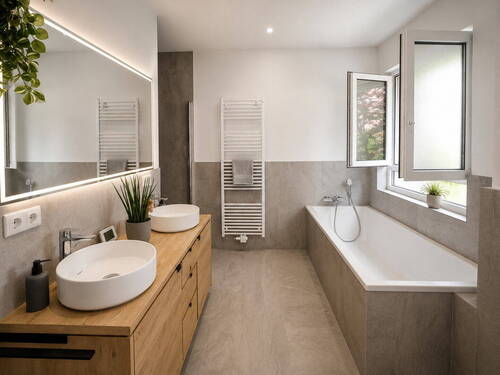 Badezimmer mit 2 Waschbecken - 4 Zimmer Etagenwohnung in Berlin