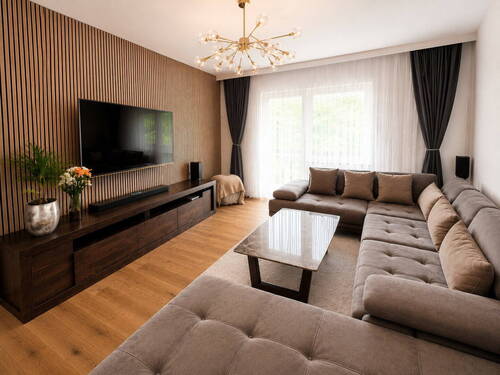 Wohnzimmer mit Holzlamellen - 