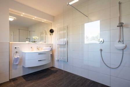 En-Suite Bad mit begehrbarer Dusche.jpg - 