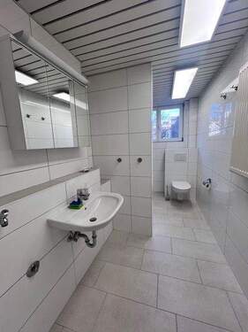 Tageslichtbadezimmer mit Dusche - 