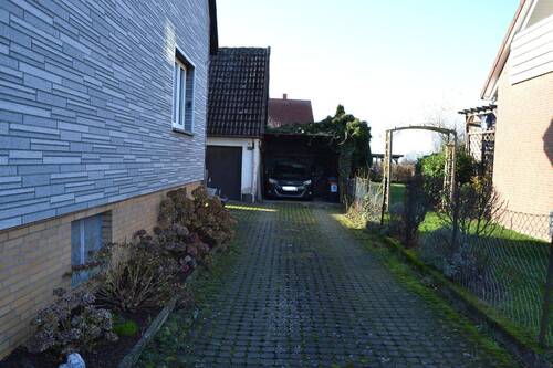 Einfahrt zur Garage - 6 Zimmer Mehrfamilienhaus, Wohnhaus zum Kaufen in Barsinghausen