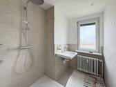 Erneuertes Badezimmer mmit Dusche - 