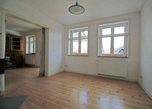 Wohnzimmer mit offenem Durchganz zum Esszimmer - 