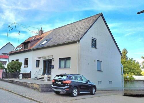 Ansicht mit Einfahrt (Stellplätze) - Schickes Einfamilienhaus mit 2 Bäder, Wintergarten, pflegeleichtem Garten, Autoabstellplätzen und Garage,St. Ingbert SÜD