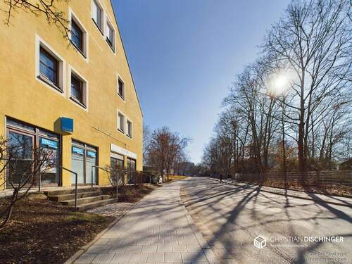 Blick in die Straße - Gewerbeobjekt (Büro, Produktion, Verkauf) in Regensburg / Ziegetsdorf zum Kaufen