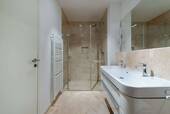 Vollbad mit Dusche und Badewanne - 