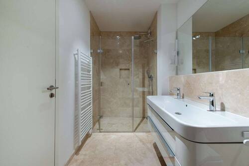 Vollbad mit Dusche und Badewanne - 