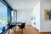 offene Küche mit Zugang zu dem ersten Balkon - 2 Zimmer Etagenwohnung in Berlin