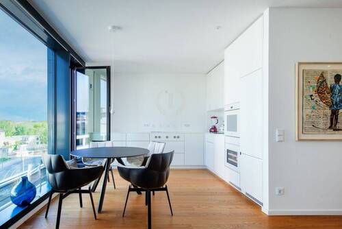 offene Küche mit Zugang zu dem ersten Balkon - 2 Zimmer Etagenwohnung in Berlin