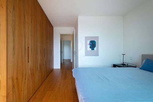 Schlafzimmer mit maßangefertigen Kleiderschränken - 