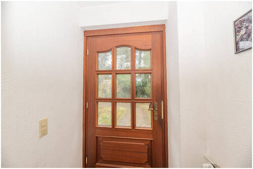 Hauseingangstür u Vorflur - 5 Zimmer Reihenmittelhaus zum Kaufen in Elmshorn