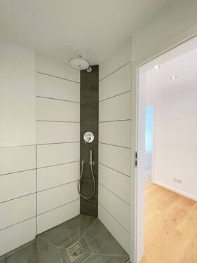 Bad mit bodentiefer Dusche - 