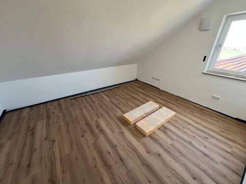 Schlafen DG - Sonnige 3-Zimmerdachgeschosswohnung mit super Aussicht, Balkon u. zwei Stellplätzen