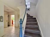 Flur EG mit Treppe ins OG - 