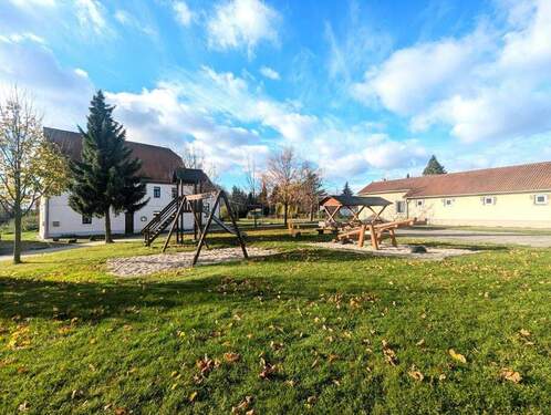 Hausansicht vom Spielplatz aus - 