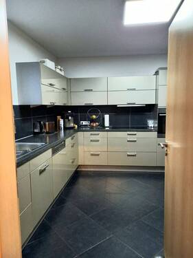 großer offener Wohn-Essbereich mit offener Küche - 