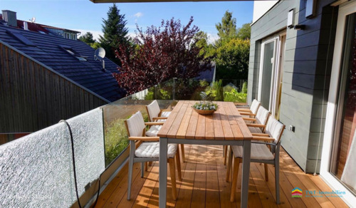 KI - Balkon möbliert - 