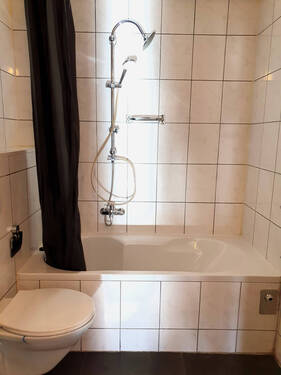 Bad mit Badewanne - 
