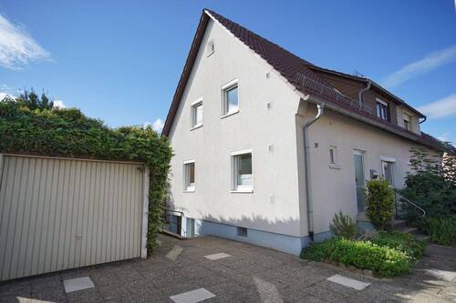 Gebäudeansicht - Familienfreundliches Wohnen im Grünen - Doppelhaushälfte in Bretten mit extra Raum & Garten