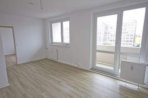 Wohnzimmer - In der Herrichtung! 2 Räume in der City auf der Aufzugsetage. Ab 01.02.2026 mieten!