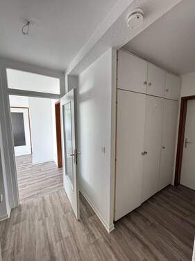 Eingangsbereich zur Wohnung mit Einbauschrank - 