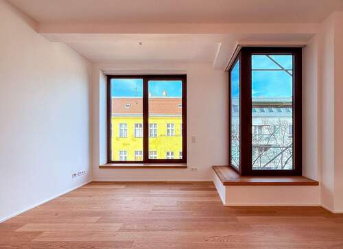 Wohnzimmer - Familienwohnung mit hohen Decken und riesigen Fenstern im Reuterkiez - Bestlage Neukölln sichern!