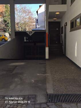 Hauseingang+Garage Einfahrt.jpg - 4 Zimmer Etagenwohnung in Fürth