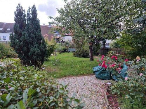 Garten - Mehrfamilienhaus, Wohnhaus in Crimmitschau