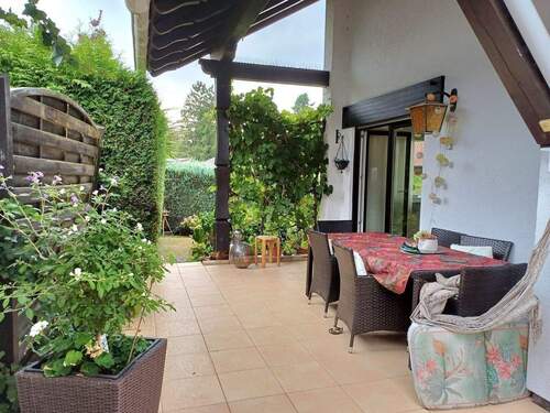 teilüberdachte Terrasse - 5 Zimmer Mehrfamilienhaus, Wohnhaus zum Kaufen in Homburg