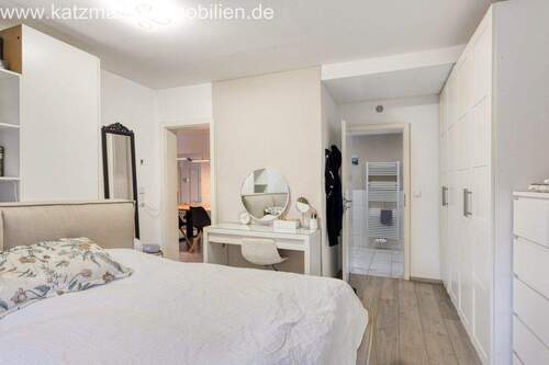 Elternschlafzimmer mit Blick ins Bad en Suite - 