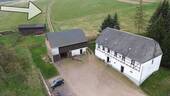 Hofansicht mit Zufahrt - 