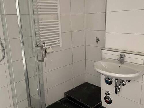Bad mit Dusche - 