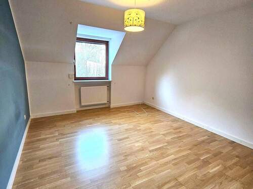 Blick ins ehemalige Elternschlafzimmer vom Badezimmer aus - 