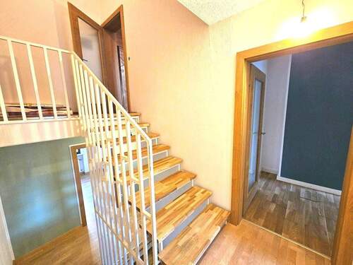 Diele vorm Kinder-/Arbeitszimmer/Ankleidezimmer (Blick hoch zum Studio und runter zu den beiden anderen KiZi/AZi) - 