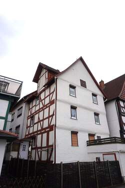 Straßenansicht vom Haus.JPG - *** Mehrfamilienhaus direkt in Naumburg zu verkaufen***