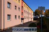Ansicht Zufahrt und Stellplatz - Etagenwohnung mit 59,60 m² in Greiz zur Miete
