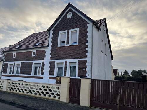 Hausfront - 8 Zimmer Bauernhaus, Landhaus zum Kaufen in Gräfenhainichen