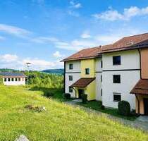 Zwei Wohnungen - ein Kauf: Flexibles Wohnkonzept mit Weitblick. - Regen