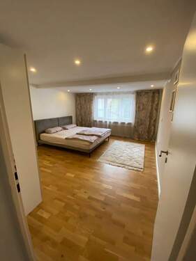 Schlafzimmer 1 .jpg - 