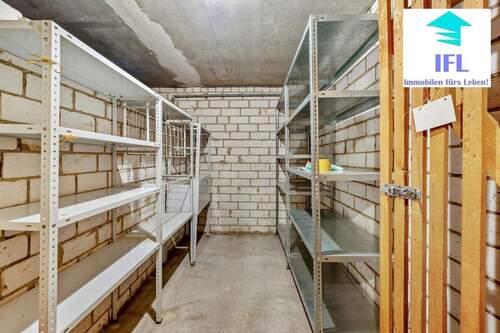 Großer Keller mit Licht/ Strom - 