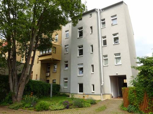 Rückansicht - Helle, großzügige 2-Zimmer-Wohnung im Hochparterre mit Stellplatz