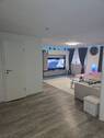 Blick vom Flur ins offene Wohnzimmer - großzügig, gemütlich, zentral - 2-Zimmerwohnung in Bad Windsheim