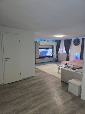 Blick vom Flur ins offene Wohnzimmer - großzügig, gemütlich, zentral - 2-Zimmerwohnung in Bad Windsheim