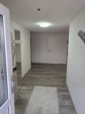 Blick in die Wohnung von der Eingangstür - 2 Zimmer Etagenwohnung zur Miete in Bad Windsheim