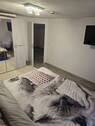 Schlafzimmer mit Blick in den Flur - 