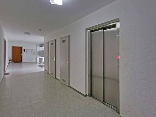 Flur mit Aufzug - 