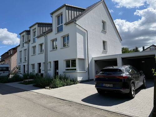 Garage + Stellplatz - 