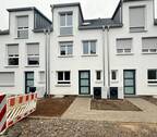 Hausansicht - Energiesparwunder trifft Familienidylle - Reihenhaus (A+) in Steinenbronn
