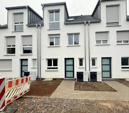 Hausansicht - Energiesparwunder trifft Familienidylle - Reihenhaus (A+) in Steinenbronn